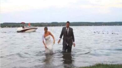 Photo of Αυτή η νύφη και ο γαμπρός βγαίνουν από το νερό – Προσέξτε τώρα το νυφικό της θα πάθετε σοκ