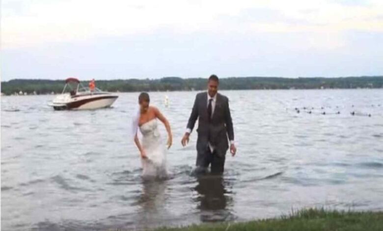 Photo of Αυτή η νύφη και ο γαμπρός βγαίνουν από το νερό – Προσέξτε τώρα το νυφικό της θα πάθετε σοκ