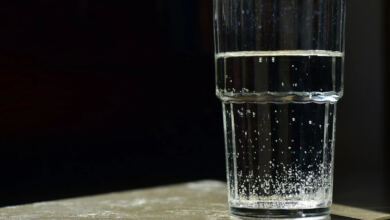 Photo of Πότε πρέπει να πίνω νερό: Πριν ή μετά το φαγητό – Τι λένε οι ειδικοί