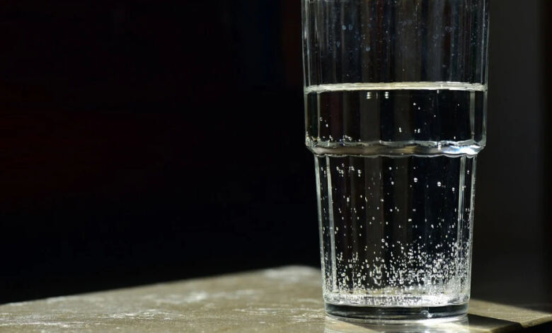 Photo of Πότε πρέπει να πίνω νερό: Πριν ή μετά το φαγητό – Τι λένε οι ειδικοί