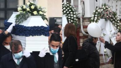 Photo of Γαμπροί και νύφες σε λευκά φέρετρα, μοιράζουν κουφέτα: Η Ελλάδα… θάβει τα παιδιά της, θρήνος στις κηδείες των θυμάτων
