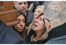 Photo of Βασίλης Καρράς: Η στιγμή που η σύζυγός του «λυγίζει» με τα τραγούδια στο τέλος της κηδείας (video)