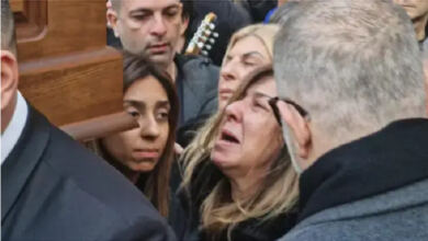 Photo of Βασίλης Καρράς: Η στιγμή που η σύζυγός του «λυγίζει» με τα τραγούδια στο τέλος της κηδείας (video)
