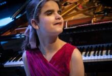 Photo of Η τυφλή και αυτιστική Lucy ερμηνεύει ανατριχιαστικά στο πιάνο ένα απαιτητικό κομμάτι του Ντεμπισί: «Αληθινή ιδιοφυΐα»
