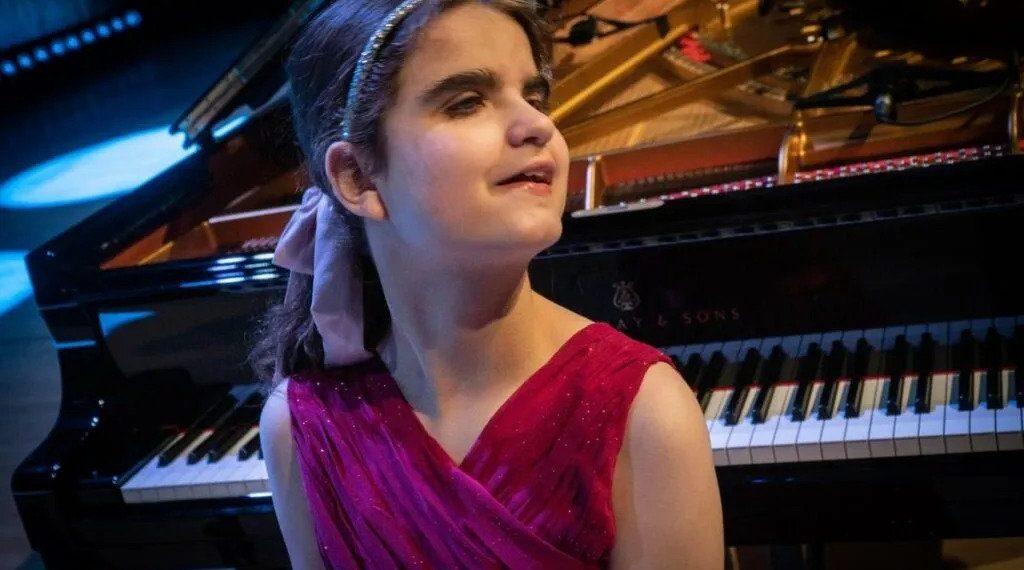 Η τυφλή και αυτιστική Lucy ερμηνεύει ανατριχιαστικά στο πιάνο ένα απαιτητικό κομμάτι του Ντεμπισί: «Αληθινή ιδιοφυΐα»
