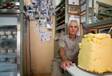Photo of Στο γαλακτοπωλείο του Αλέξη στην Κέρκυρα για φρέσκο βούτυρο και υπέροχο γαλακτομπούρεκο