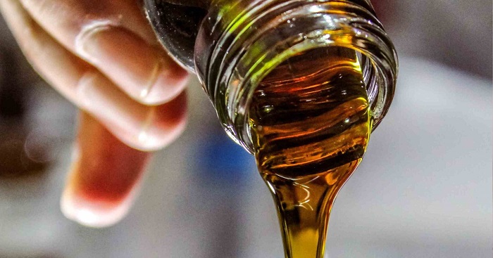 Έπεσε λάδι στο καλό σου ρούχο; To κόλπο για να εξαφανίσεις τον λεκέ στο πι και φι