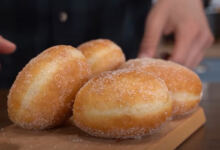 Photo of ΟΧΙ ΓΑΛΑ! ΟΧΙ ΑΥΓΑ! Αφράτοι Νηστίσιμοι Λουκουμάδες με ζάχαρη – Donuts