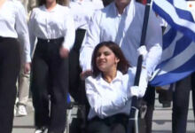 Photo of Συγκίνησε η 17χρονη Μαρία: Παρέλασε με αμαξίδιο σημαιοφόρος στην Πολίχνη