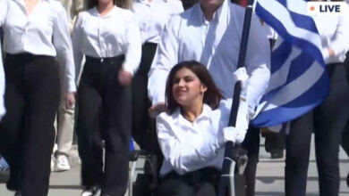 Photo of Συγκίνησε η 17χρονη Μαρία: Παρέλασε με αμαξίδιο σημαιοφόρος στην Πολίχνη