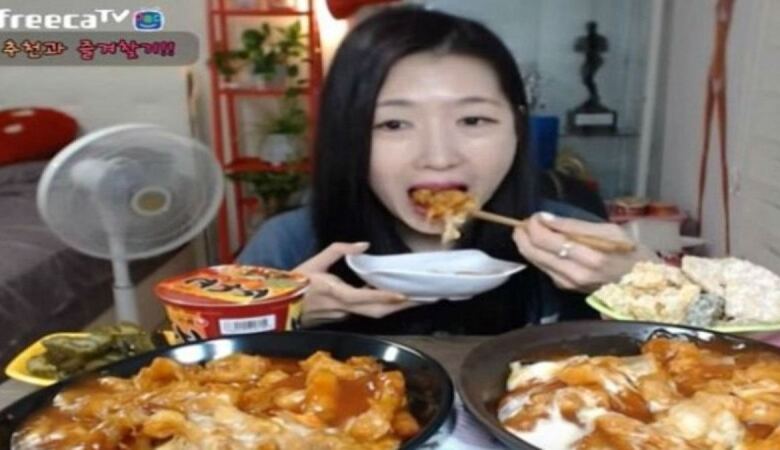 Photo of Κάθεται μπροστά από την κάμερα του υπολογιστή της και τρώει – Η συνέχεια θα σας κάνει να “παγώσετε”