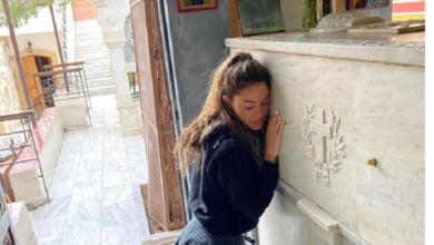 Photo of Η Μαρία Μενούνος γονάτισε στον τάφο του Αγίου Νεκταρίου στην Αίγινα και το Instagram την αποθέωσε για την ευλάβεια και την πίστη της στις δύσκολες εποχές που ζούμε