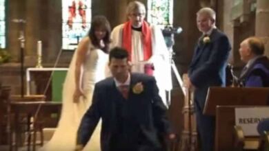 Photo of Ο ιερέας ήταν έτοιμος να αρχίσει το μυστήριο του γάμου και ο γαμπρός έφυγε τρέχοντας από την εκκλησία για τον πιο απίστευτο λόγο!