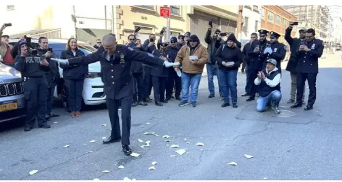 Photo of ΗΠΑ: Χορεύοντας ζεϊμπέκικο βγήκε στη σύνταξη ο Έλληνας Διοικητής της Αστυνομίας στη Νέα Υόρκη – Δείτε βίντεο