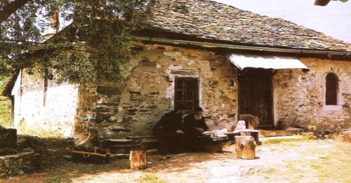 Photo of Το κελί του Αγίου Παϊσίου: Σπάνιες εικόνες από το μικρό Καλυβάκι με την περίφημη αυλή και τα ταπεινά δωμάτια