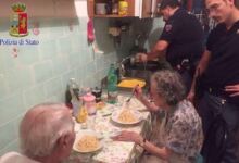 Photo of Αστυνομικοί βρήκαν την γιαγιά και τον παππού να κλαίνε στο σπίτι – Δεν φαντάζεστε τον λόγο