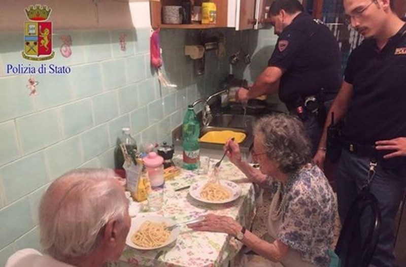 Αστυνομικοί βρήκαν την γιαγιά και τον παππού να κλαίνε στο σπίτι – Δεν φαντάζεστε τον λόγο