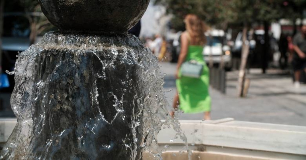 Τρομάζει και εξαντλεί ο καύσωνας που επιμένει: «Καμίνι» η χώρα, ποιες περιοχές θα ψηθούν με 44άρια