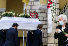 Photo of Θλίψη στον Τύρναβο: Σπαρακτικές στιγμές στην κηδεία της 42χρονης Βάγιας