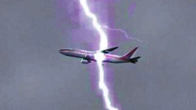 Photo of Πτήση θρίλερ: Κεραυνός χτύπησε αεροπλάνο – Τραυματίες και ουρλιαχτά παντού