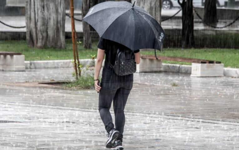 Έκτακτο δελτίο επιδείνωσης από την ΕΜΥ: «Σκεπάζει» τη χώρα η κακοκαιρία «Atena» – Πότε έρχεται, ποιες περιοχές θα επηρεάσει