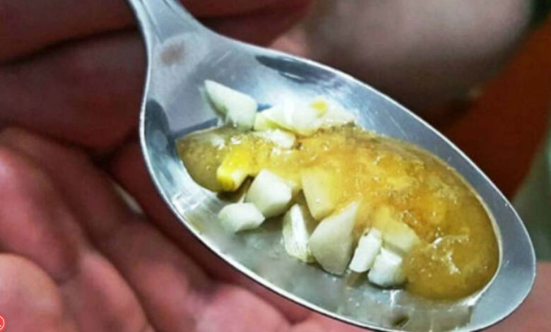 Photo of Αν καταναλώσετε μια κουταλιά με λεμόνι, σκόρδο και μέλι για 7 μέρες θα συμβεί κάτι απίστευτο στο σώμα σας