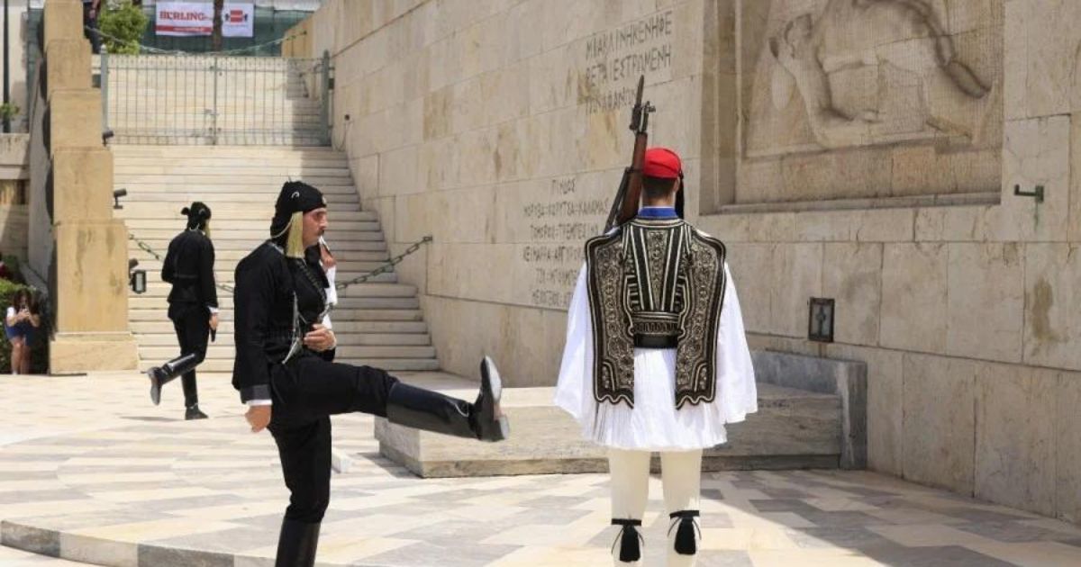 Ρίγη συγκίνησης: Με ποντιακές στολές οι Εύζωνες – Έτσι τίμησε η Προεδρική Φρουρά τη Γενοκτονία των Ποντίων