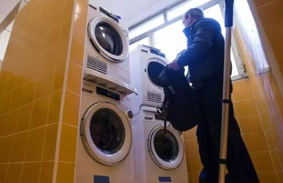 Μπέιμπι σίτερ έβαλε τετράχρονο σε στεγνωτήριο ρούχων και το έβαλε σε λειτουργία