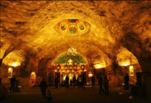 Photo of O εντυπωσιακός υπόγειος ναός της Αγίας Βαρβάρας. Χτίστηκε 240 μέτρα κάτω από τη γη από ανθρακωρύχους και είναι φτιαγμένος από αλάτι