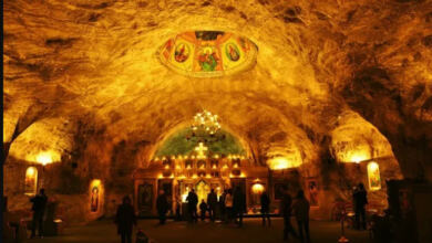 Photo of O εντυπωσιακός υπόγειος ναός της Αγίας Βαρβάρας. Χτίστηκε 240 μέτρα κάτω από τη γη από ανθρακωρύχους και είναι φτιαγμένος από αλάτι