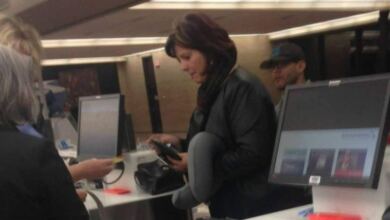 Photo of Η φωτογραφία αυτής της γυναίκας στα εισιτήρια του αεροδρομίου, σαρώνει στο διαδίκτυο. Ο λόγος; Προσέξτε την λίγο καλύτερα…