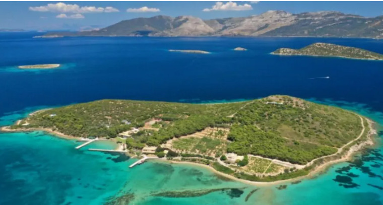 Η Καραϊβική της Ελλάδας: Το «ονειρεμένο» νησί με τα τιρκουάζ νερά και τη λευκή αμμουδιά απέχει μόλις 1 ώρα από την Αθήνα