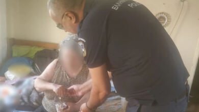 Photo of Σέρρες: Ηλικιωμένη πήρε το «100» για να τη βοηθήσουν να πιει λίγο νερό – Οι αστυνομικοί της έδωσαν και παγωτό