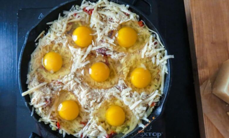 Photo of Γέμισε ένα ταψί με τριμμένο τυρί και από πάνω έριξε 7 αυγά και το έβαλε στο φούρνο – Πεντανόστιμο
