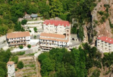 Photo of Tο μοναστήρι ανάμεσα στα βουνά όπου ο Γεώργιος Καραϊσκάκης θεραπεύτηκε από τη φυματίωση και έβρισκαν καταφύγιο οι αντάρτες. Ο Καραϊσκάκης για να ευχαριστήσει την Παναγία, «χρύσωσε» την εικόνα της…