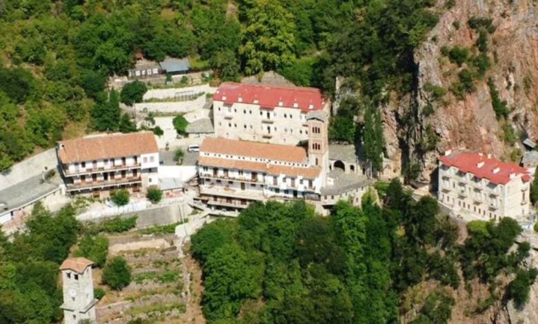 Photo of Tο μοναστήρι ανάμεσα στα βουνά όπου ο Γεώργιος Καραϊσκάκης θεραπεύτηκε από τη φυματίωση και έβρισκαν καταφύγιο οι αντάρτες. Ο Καραϊσκάκης για να ευχαριστήσει την Παναγία, «χρύσωσε» την εικόνα της…