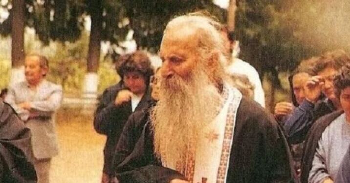 “Κάθε πρωί, να πίνετε παιδιά μου αγιασμό. Πολύ αγιασμό. Να ρίχνετε οι νοικοκυρές λίγο και στα φαγητά την ώρα που μαγειρεύεται “.