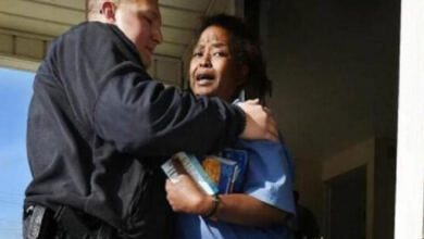 Photo of Ένας αστυνομικός συνέλαβε μια γυναίκα που έκλεψε. Κι αντί να την πάει στο τμήμα έκανε κάτι πολύ καλύτερο…