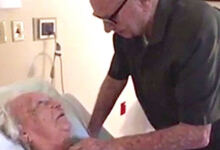 Photo of Αποχαιρετά την επί 73 χρόνια γυναίκα του, αλλά μόλις δείτε το αριστερό του χέρι…