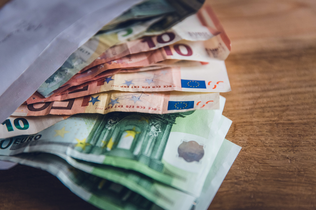 5 απλά κόλπα για να αποταμιεύσεις χρήματα ευκολότερα τη νέα χρονιά