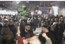 Photo of Οι Θεσσαλονικείς βγήκαν στους δρόμους και τραγουδούν Καρρά για να αποχαιρετούν τον θρύλο της λαϊκής μουσικής
