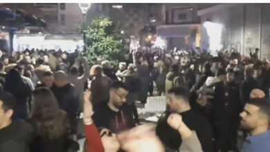 Photo of Οι Θεσσαλονικείς βγήκαν στους δρόμους και τραγουδούν Καρρά για να αποχαιρετούν τον θρύλο της λαϊκής μουσικής