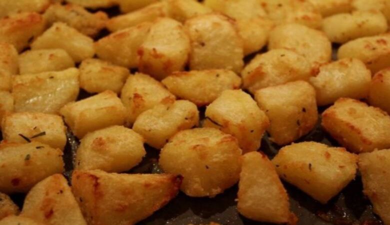 Photo of Τέλειες πατάτες φούρνου τραγανές σαν τηγανιτές με ένα απλό κολπάκι!