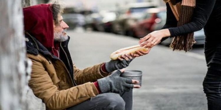 Photo of Μια φοιτήτρια αγόρασε πρωινό σε έναν άστεγο. Φεύγοντας, ο άστεγος της έδωσε ένα χαρτί με ένα θλιβερό μυστικό…