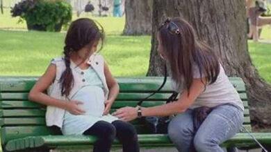 Photo of Μία γυναίκα βλέπει αυτή την 11χρονη έγκυο στο πάρκο. Όταν όμως βλέπει το μπαμπά του μωρού πραγματικά τα χάνει