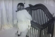 Photo of Γιαγιά πάει στην κούνια να δει το μωρό που κοιμάται , Αυτό που καταγράφει η κρυφή κάμερα λίγα λεπτά μετά δεν περιγράφεται