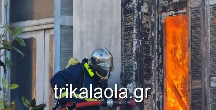 Κάηκε ολοσχερώς μονοκατοικία – Στο δρόμο ηλικιωμένη γυναίκα