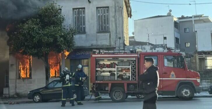 Ρακένδυτη γριούλα έκρυβε θησαυρό: 400 χρυσές λίρες ανακαλύφθηκαν σε καμένο σπίτι στα Τρίκαλα!