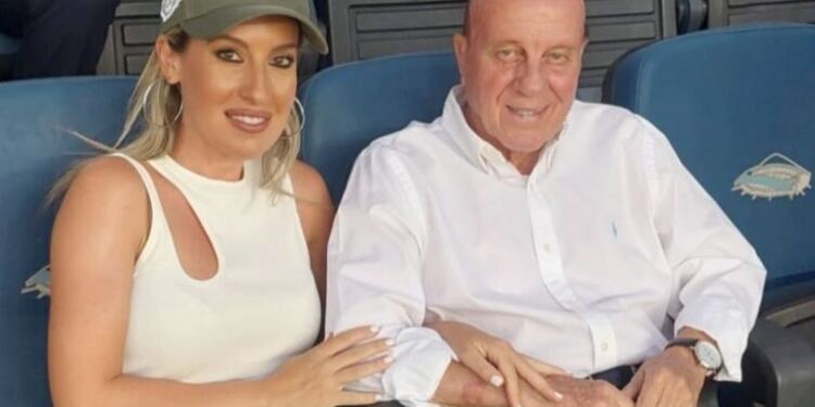 «Καλό δρόμο εκεί ψηλά»: Συγκλονίζουν οι κόρες του Μίμη Δομάζου με το τελευταίο αντίο στον πατέρα τους