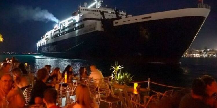Το μοναδικό μπαρ της Ελλάδας που τα πλοία περνούν μια.. ανάσα από τους θαμώνες